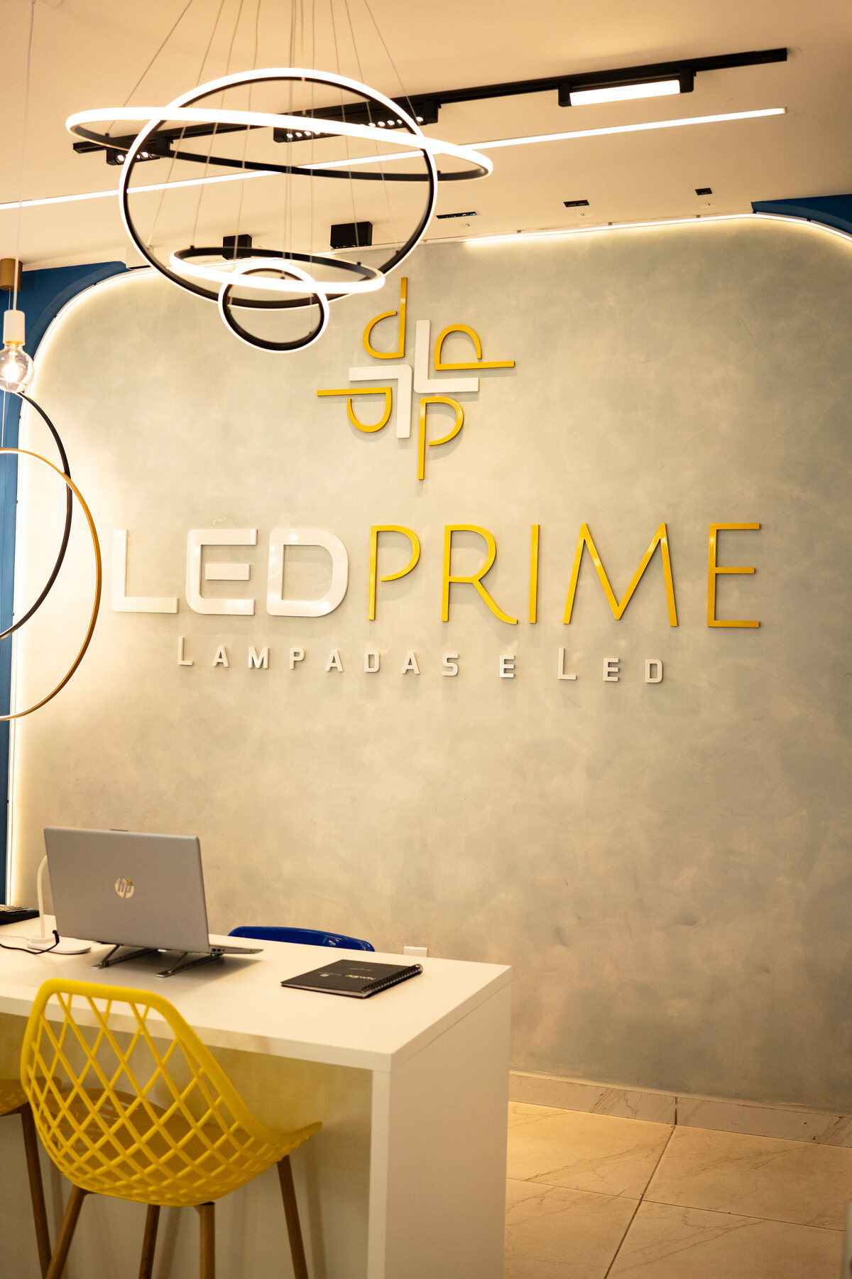 Interior da loja Led Prime com a marca na parede